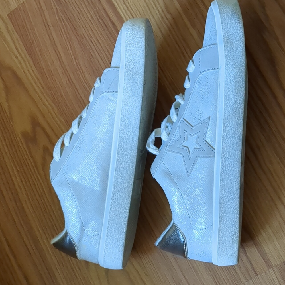 r2 Star Sneakers